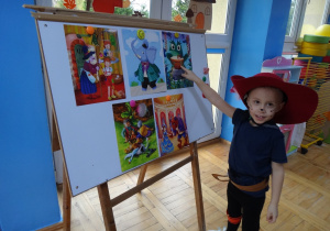 Chłopiec wskazuje ilustrację z bajki _Calineczka